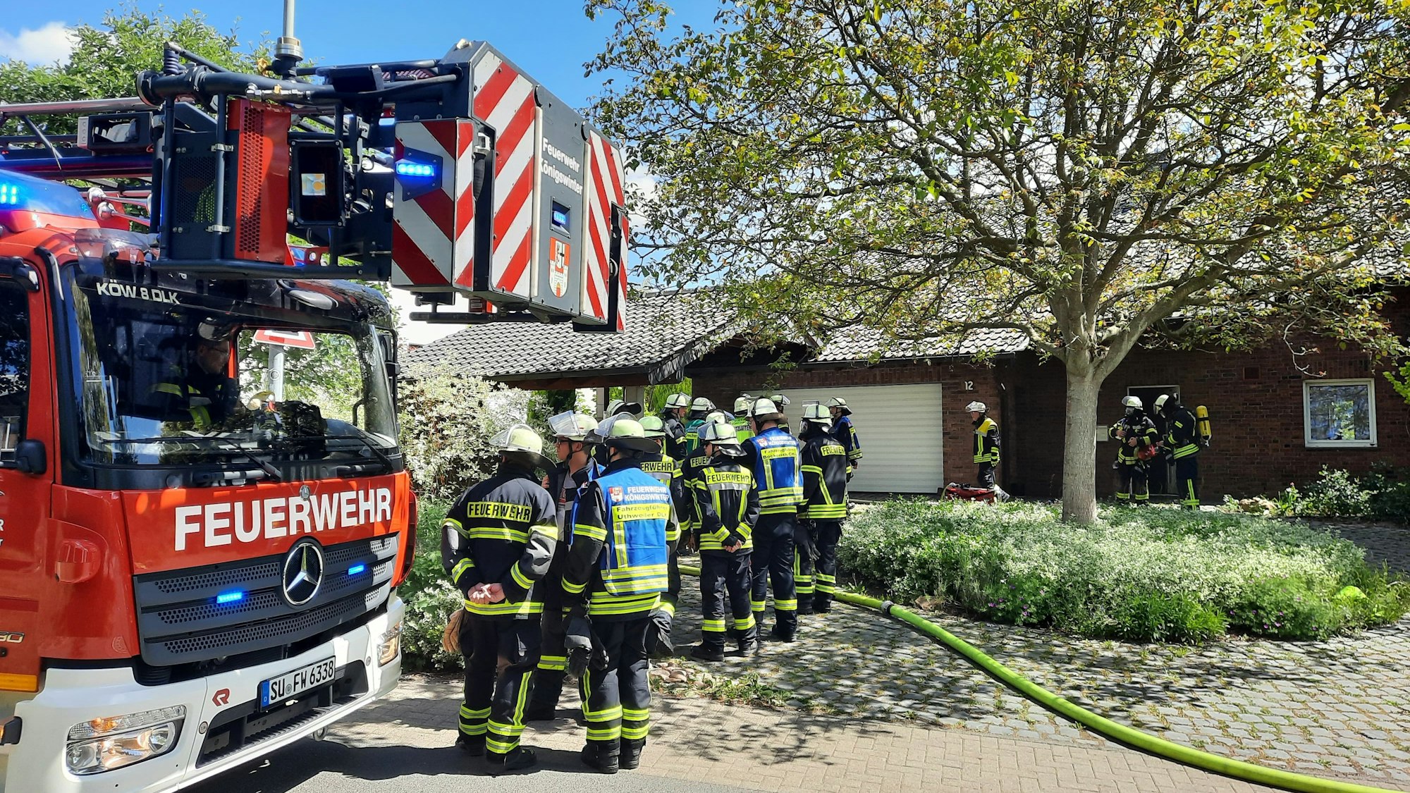 Die Freiwillige Feuerwehr war beim Wohnungsbrand in Rauschendorf am Montagnachmittag mit drei Einheiten im Einsatz.