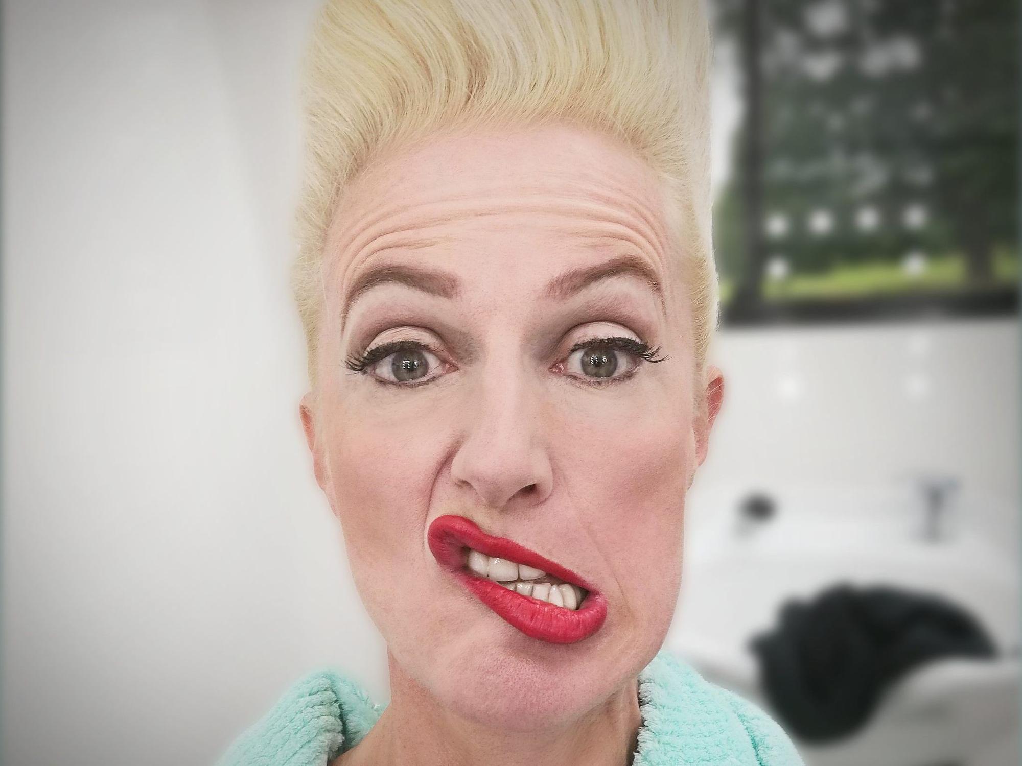 Katharina Hoffmann zieht auf dem Foto eine Grimasse.