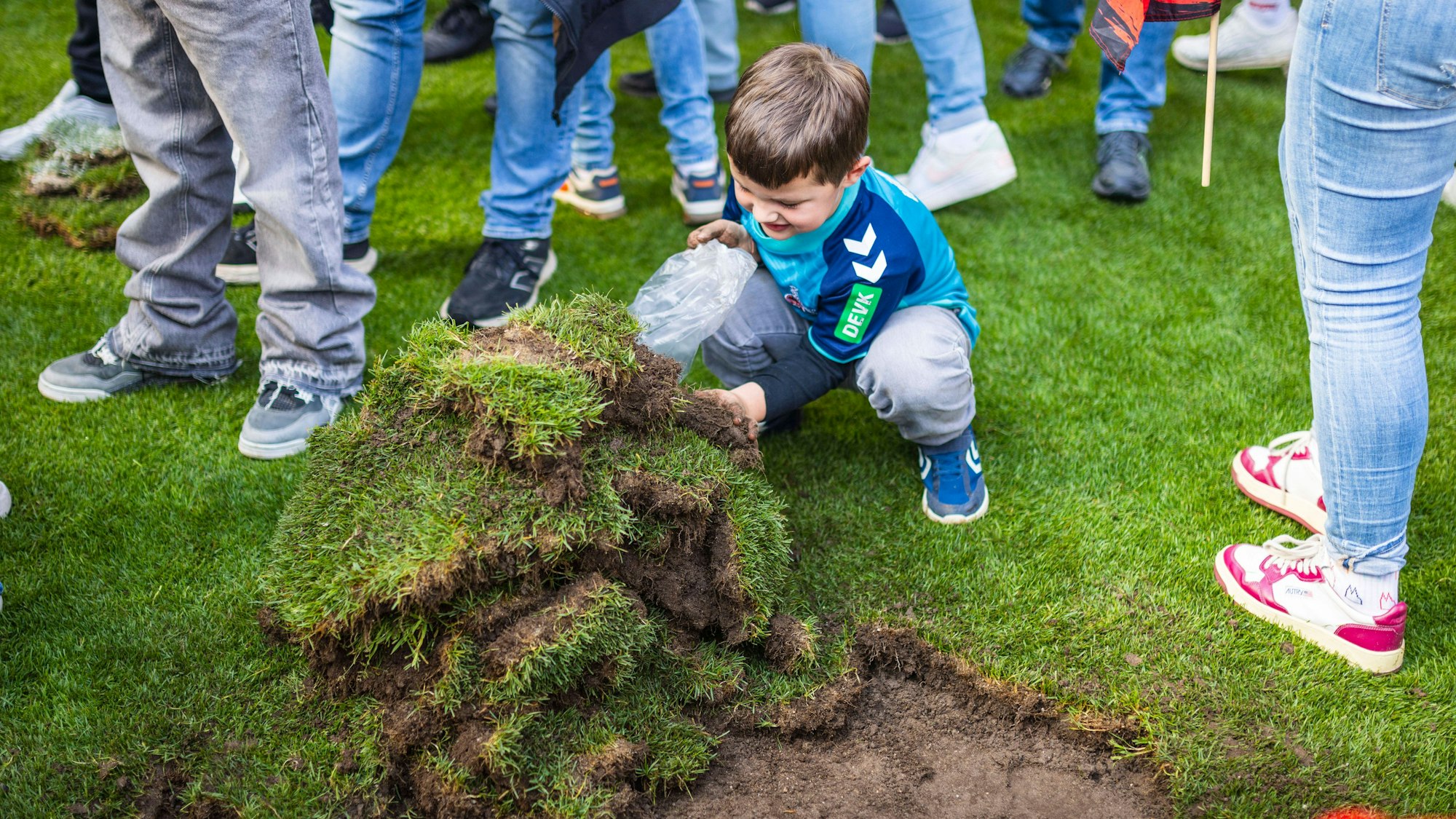 Fachmännisch sicherten sich Jung und Alt ihr persönliches Andenken an die Aufstiegsparty.