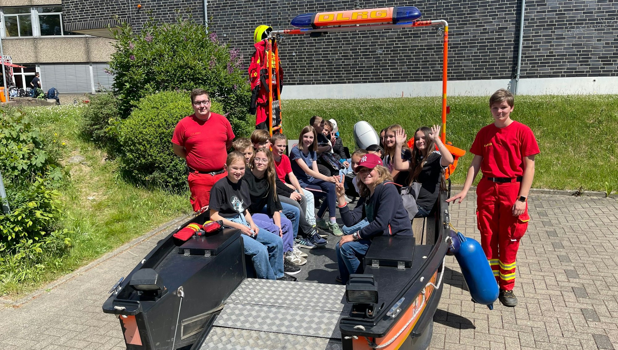 Kinder in einem Boot.