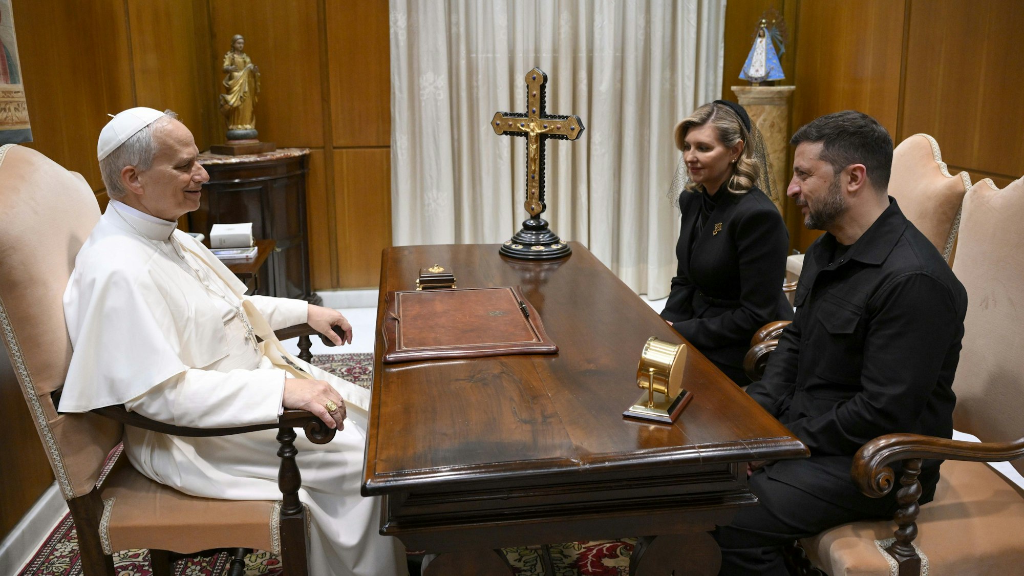 HANDOUT - 18.05.2025, Vatikan, Vatikanstadt: Der ukrainische Präsident Wolodymyr Selensky und seine Frau Olena Selenska werden von Papst Leo XIV. nach dessen Amtseinführung im Vatikan empfangen. Foto: Vatican Media/IPA via ZUMA Press/dpa +++ dpa-Bildfunk +++