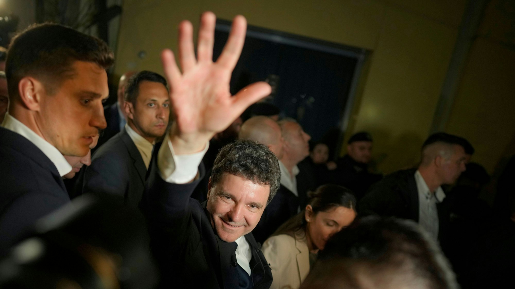 Präsidentschaftskandidat Nicusor Dan winkt seinen Anhängern zu, nachdem die Wahllokale für die zweite Runde der Präsidentschaftswahlen geschlossen wurden.