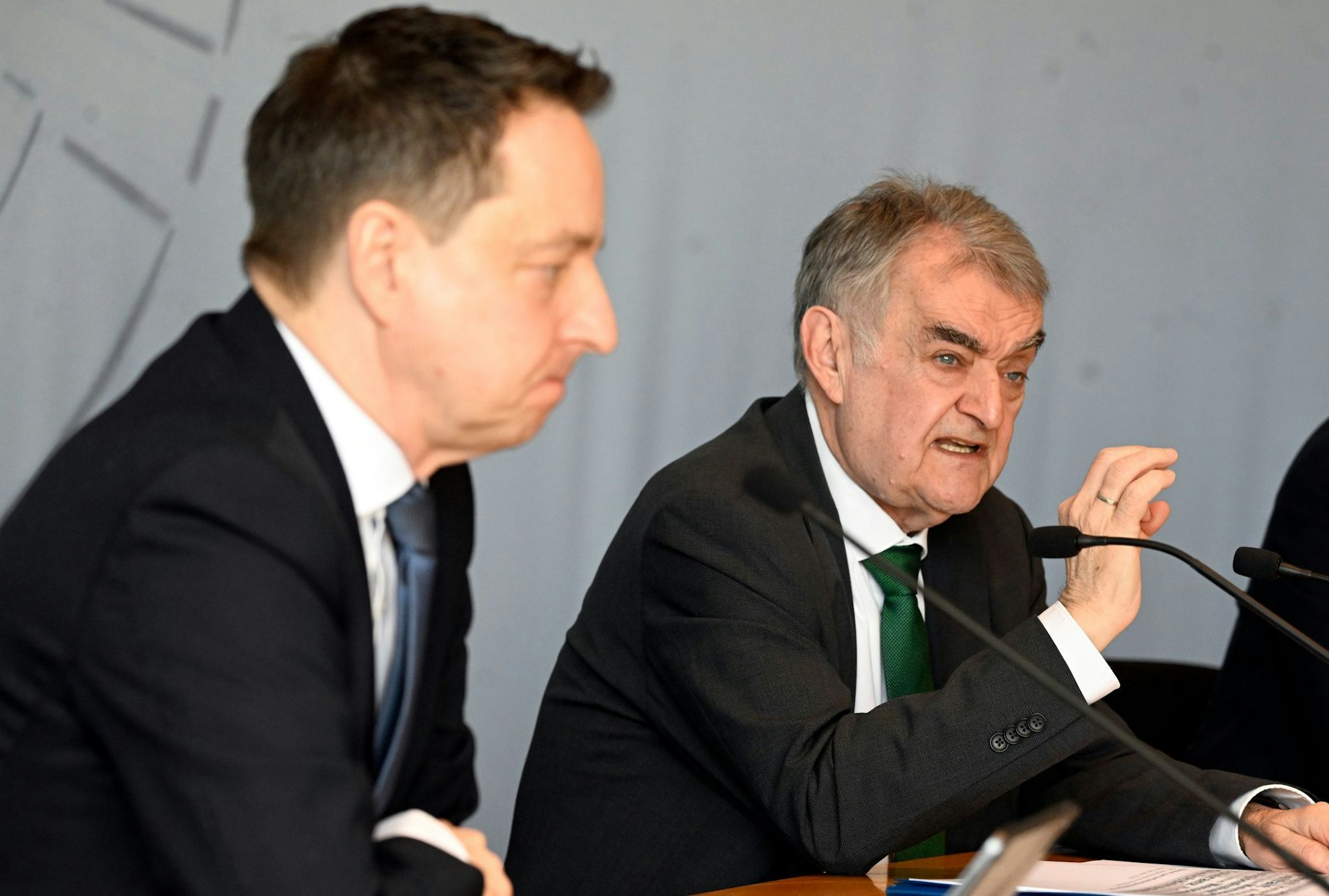 Nordrhein-Westfalens Innenminister Herbert Reul und der Leiter des Landesverfassungsschutzes, Jürgen Kayser, erläutern den neuen rechtlichen Rahmen. (Archivbild)