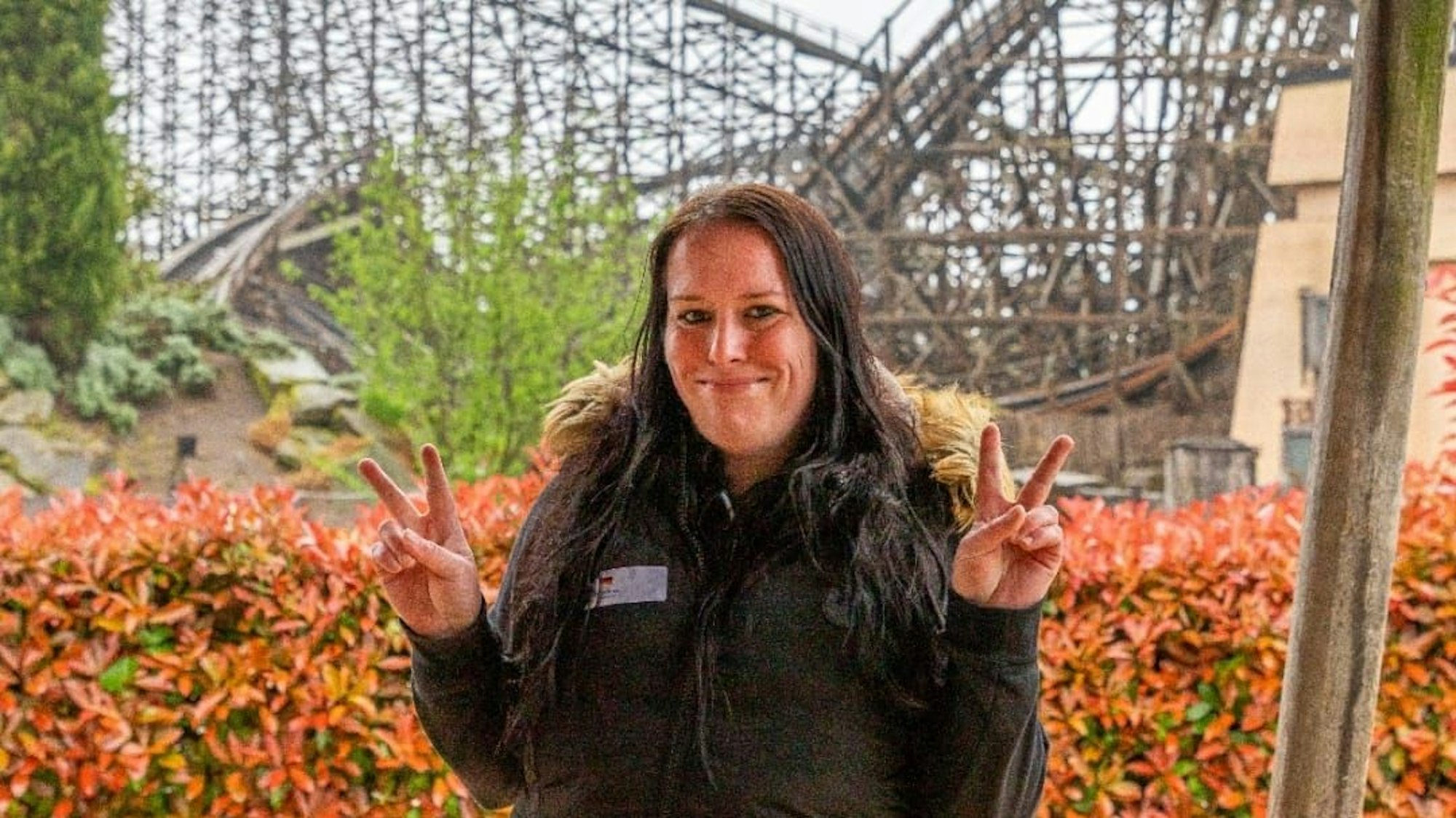 Zu sehen ist die Bedburgerin Nadine Frisch vor einer Holzachterbahn.