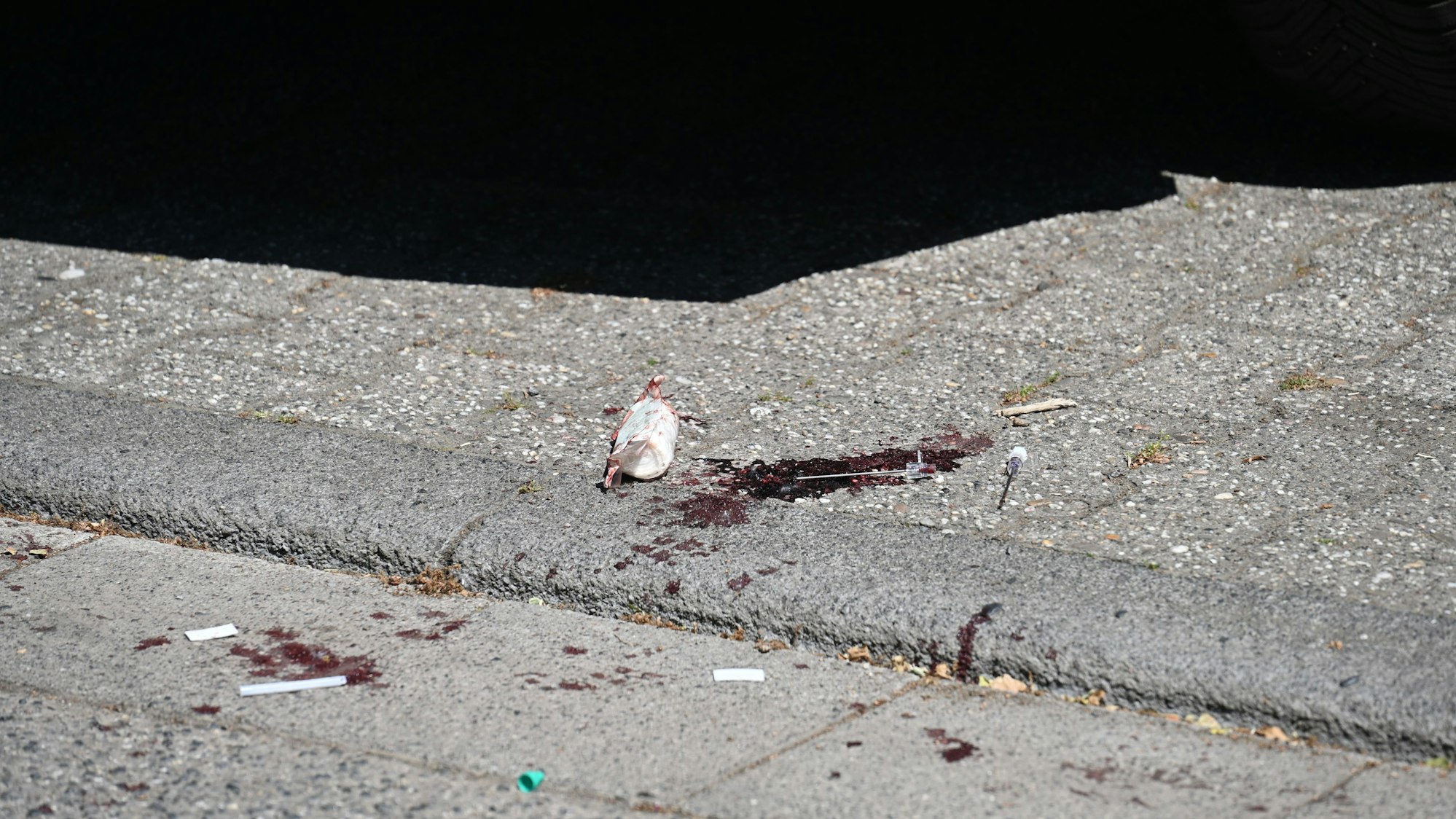 Auf dem Parkplatz sind Blutspuren zu sehen.
