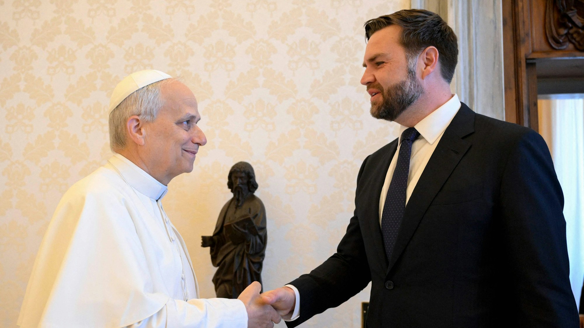 Papst Leo begrüßt US-Vizepräsident J. D. Vance am Montag im Vatikan.