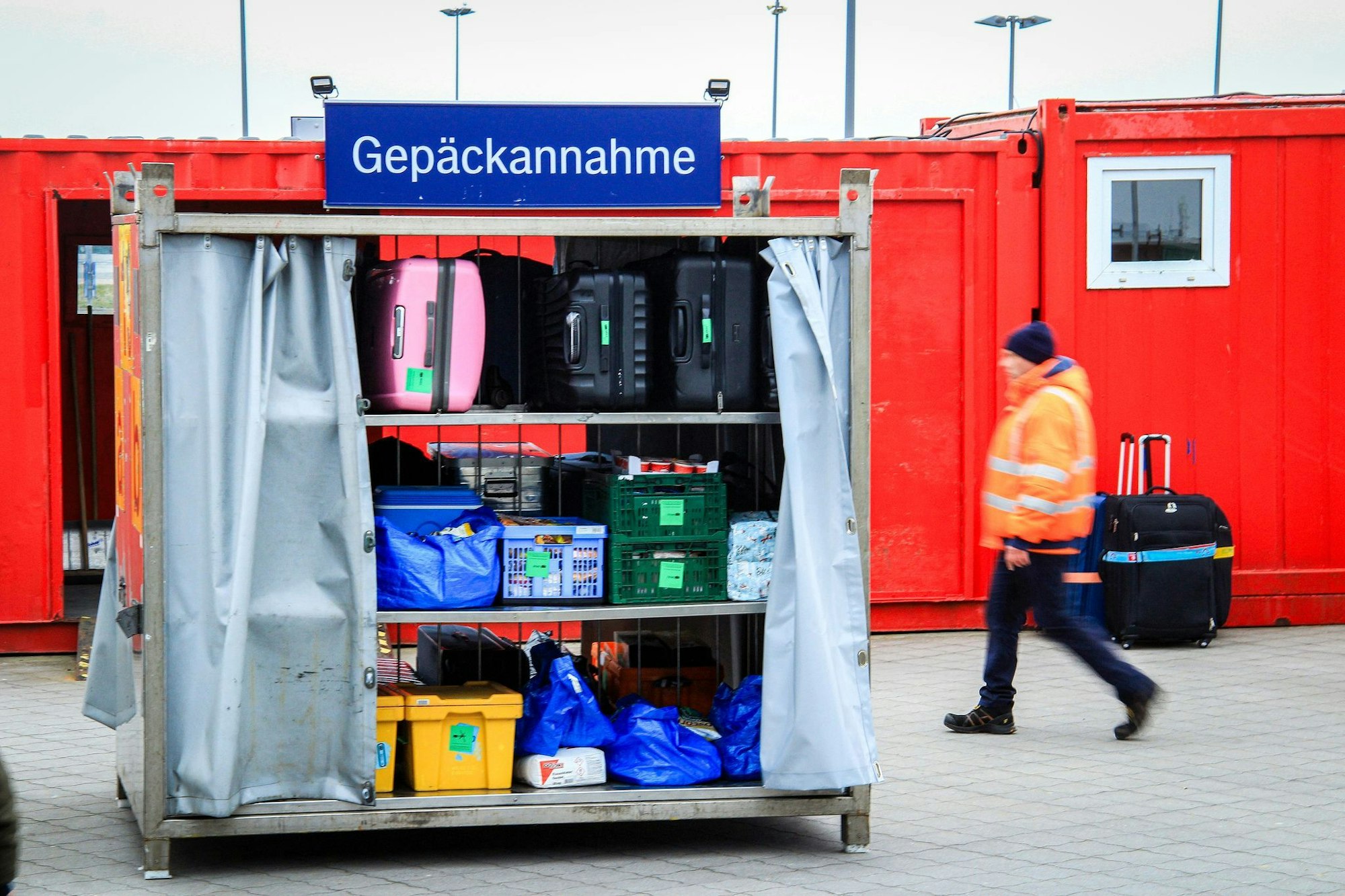 Damit in den Passagierwaggons genug Platz bleibt, werden Reisekoffer und andere Fracht in Containern befördert.