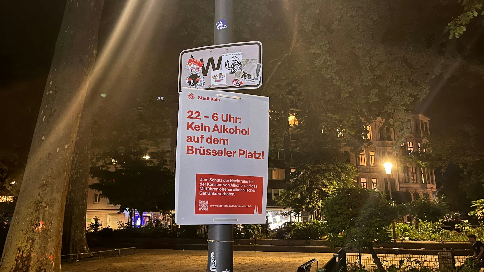 Hinweisschild der Stadt Köln am Brüsseler Platz.