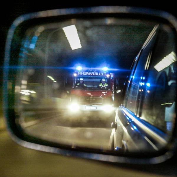 Achtung, Alarm: Sind Einsatzfahrzeuge mit Blaulicht und Sirene im Anflug, müssen Autofahrer die Bahn frei machen.