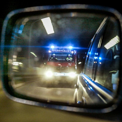 Achtung, Alarm: Sind Einsatzfahrzeuge mit Blaulicht und Sirene im Anflug, müssen Autofahrer die Bahn frei machen.