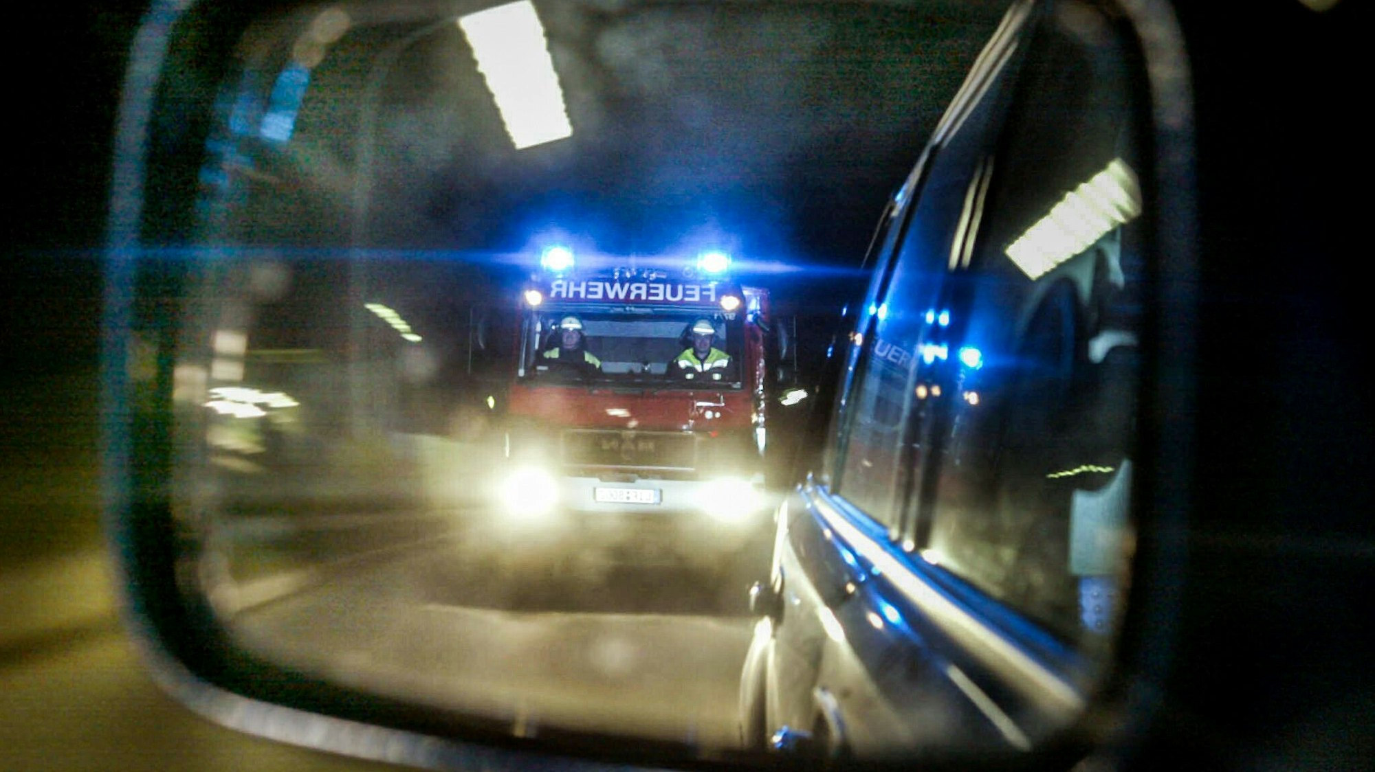 Achtung, Alarm: Sind Einsatzfahrzeuge mit Blaulicht und Sirene im Anflug, müssen Autofahrer die Bahn frei machen.