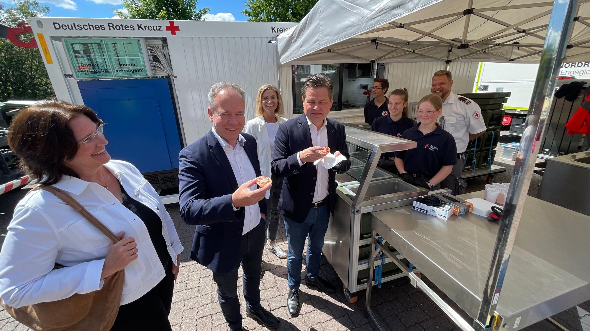 Menschen an einem Verpflegungsstand.