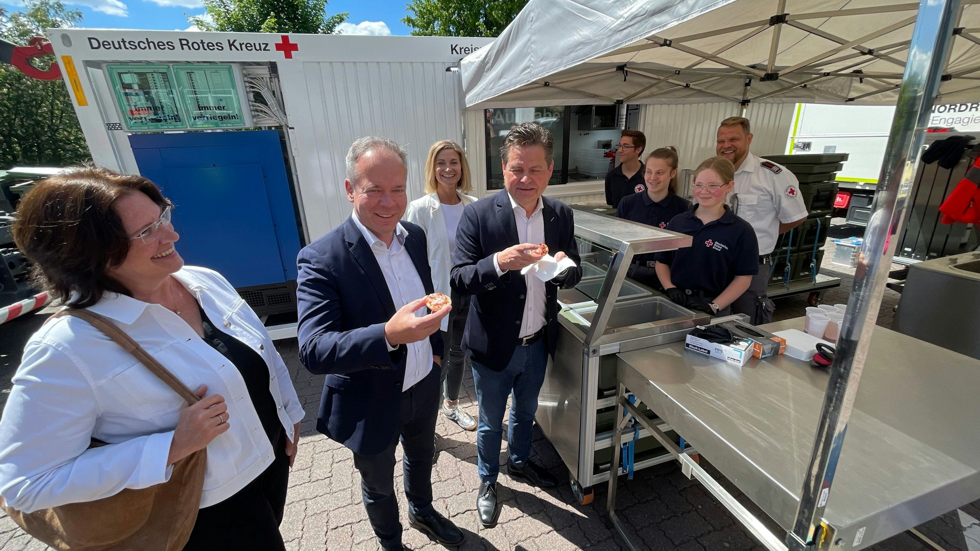 Menschen an einem Verpflegungsstand.