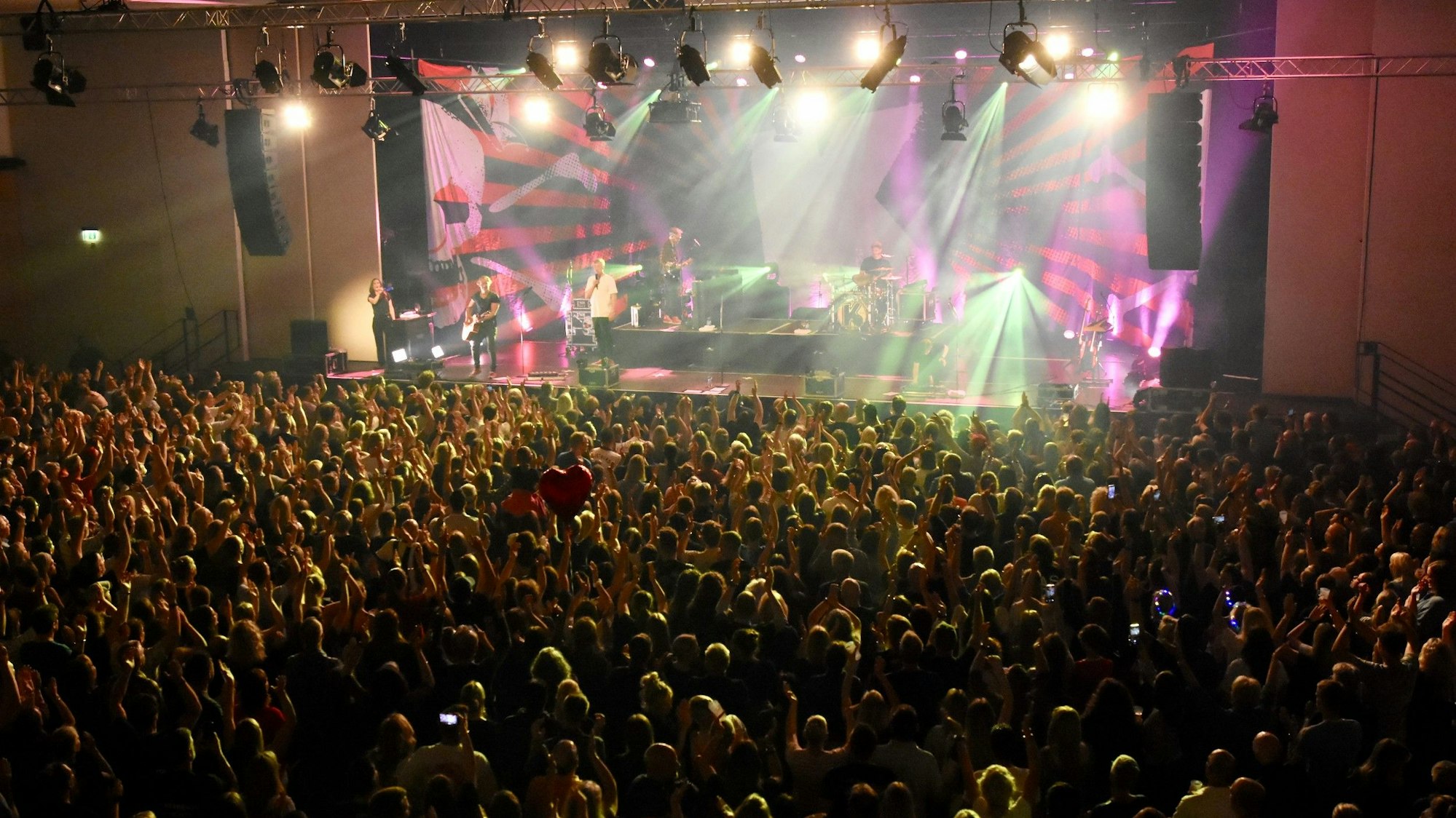 1800 Menschen feierten mit Kasalla im Rhien-Sieg-Forum.