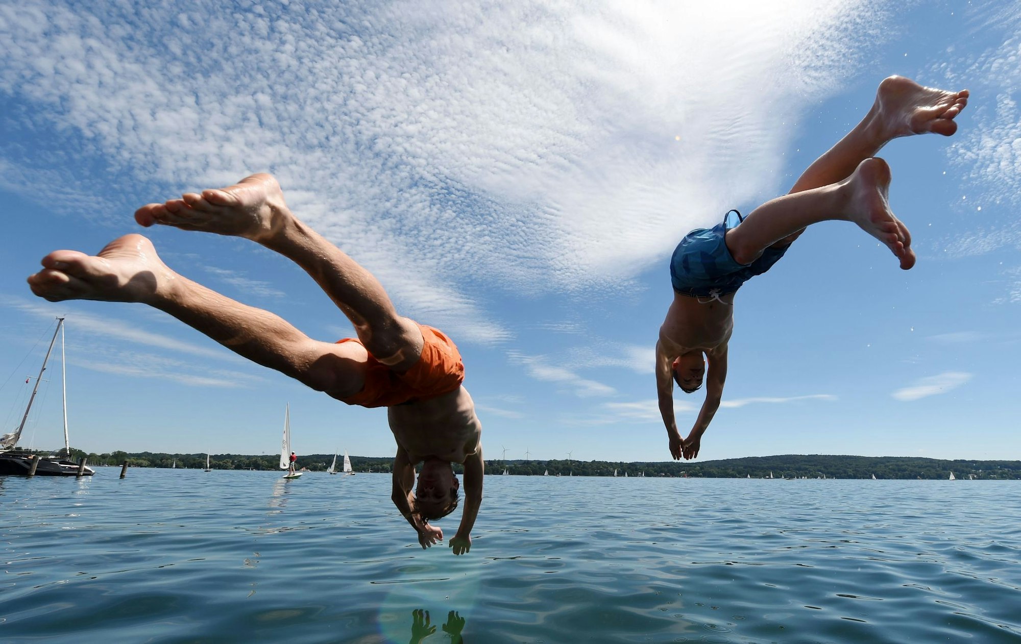 Flachköpper macht aua! Einen Kopfsprung ins Wasser sollte man nur wagen, wenn es erlaubt und das Wasser sicher tief genug ist.