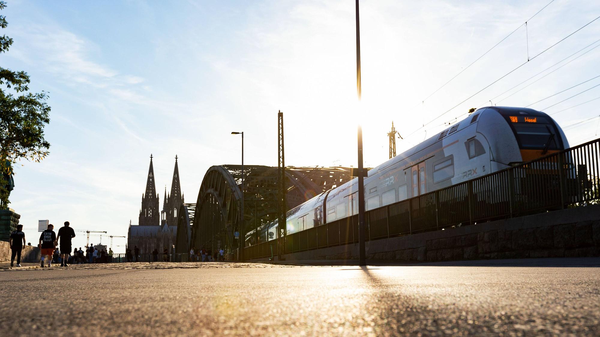 Köln stellt sich auf hohe Temperaturen an einem sommerlichen Abend ein.