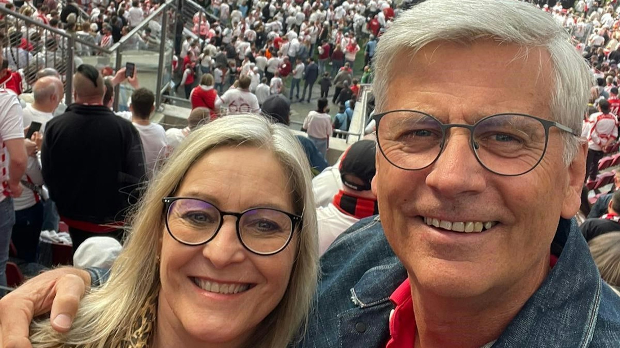 Das Bild zeigt Uwe Stark im Stadion des 1. FC Köln.
