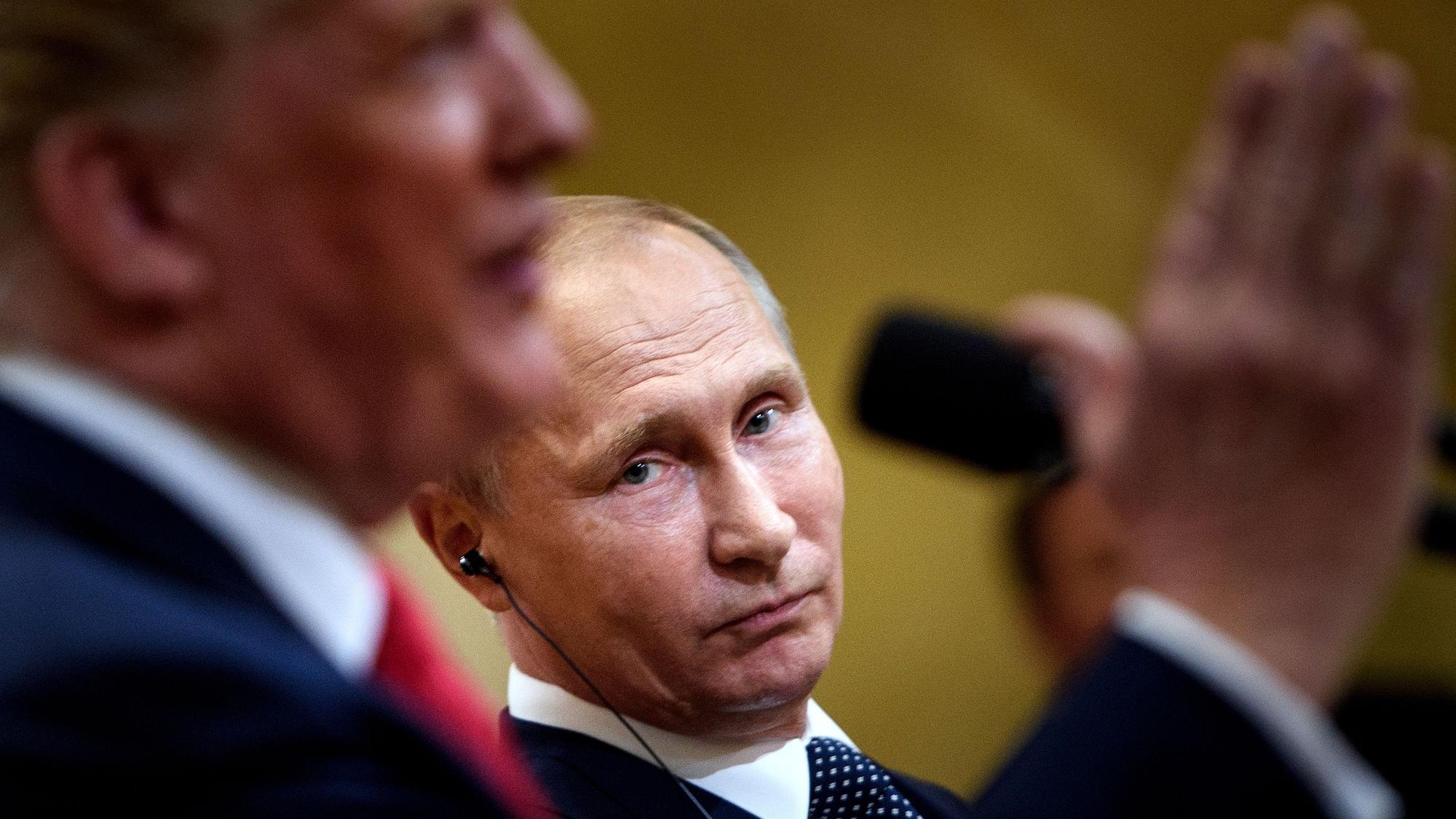 Wladimir Putin (l.) bei einer gemeinsamen Pressekonferenz mit Donald Trump. Der US-Präsident will am Montag mit dem Kremlchef telefonieren. (Archivbild)