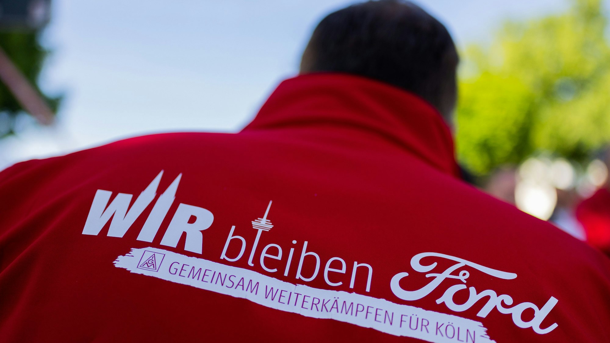Ein Mitarbeiter trägt bei einem Streik eine Jacke mit der Aufschrift „Wir bleiben Ford - Gemeinsam weiterkämpfen für Köln“. Weitere Streiks rund u die Verhandlungen für einen Sozialtarifvertrag sind vorerst vom Tisch.