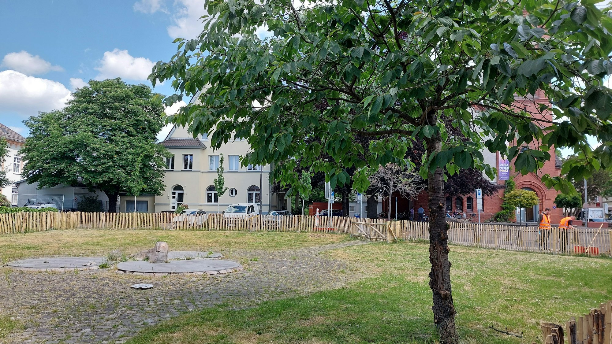 An der Kreuzung von Kronprinzen- und Viktoriastraße soll ein Quartiersplatz entstehen. In den kommenden zwei Jahren wird die Fläche aber als Gemeinschaftsgarten genutzt.