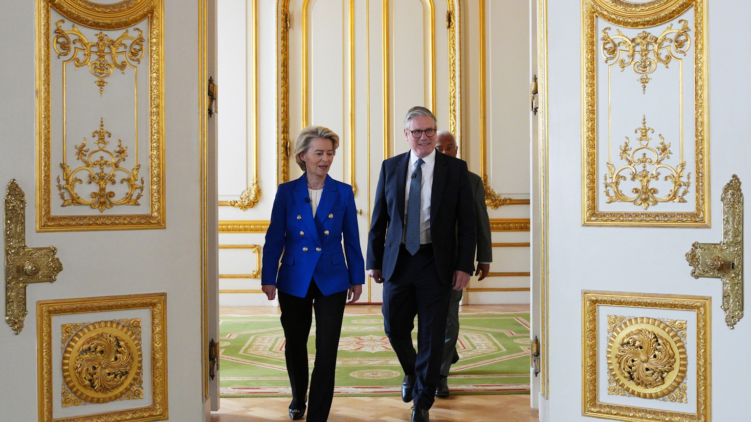 London: Der britische Premierminister Keir Starmer (r) und die Präsidentin der Europäischen Kommission, Ursula von der Leyen, kommen zu einer gemeinsamen Pressekonferenz mit dem Präsidenten des Europäischen Rates, Antonio Costa (hinten), nach einem Gipfeltreffen zwischen dem Vereinigten Königreich und der Europäischen Union (EU) im Lancaster House.
