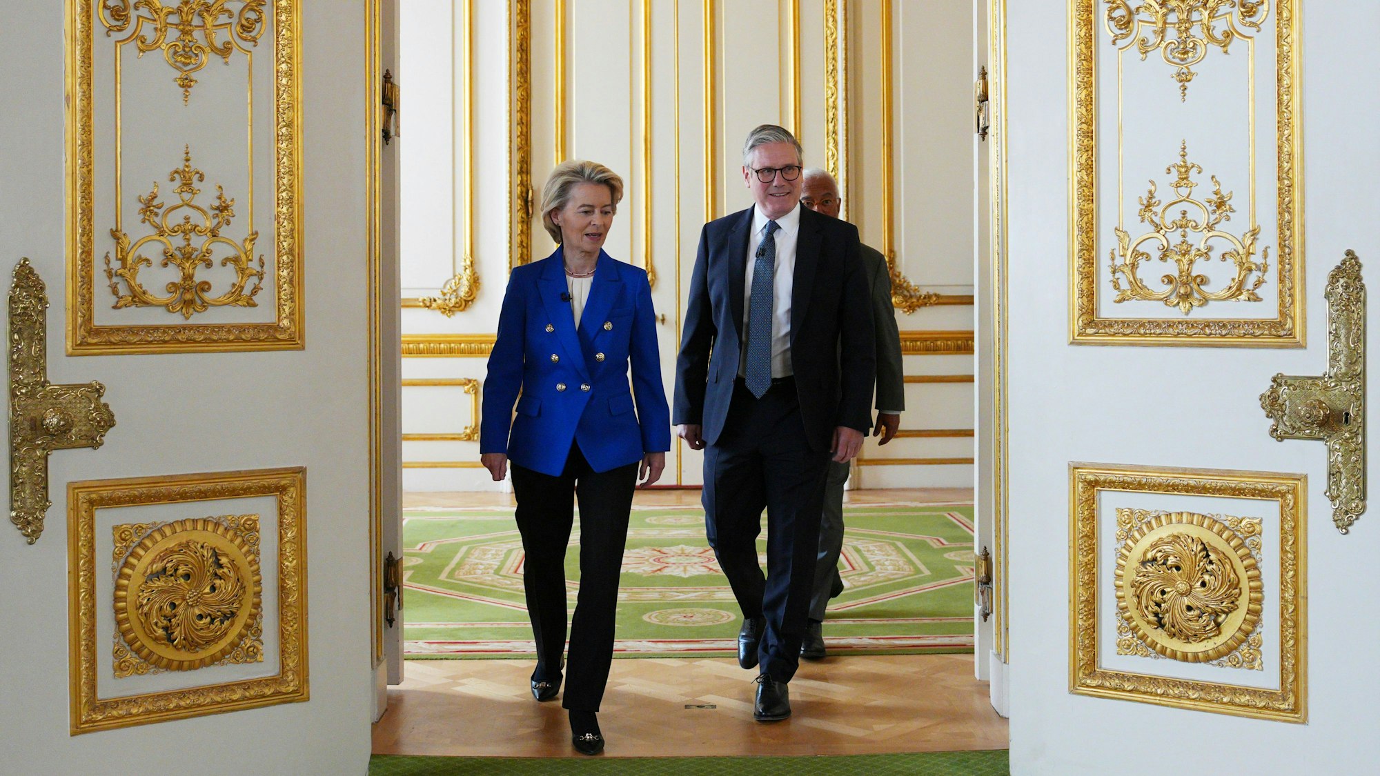 London: Der britische Premierminister Keir Starmer (r) und die Präsidentin der Europäischen Kommission, Ursula von der Leyen, kommen zu einer gemeinsamen Pressekonferenz mit dem Präsidenten des Europäischen Rates, Antonio Costa (hinten), nach einem Gipfeltreffen zwischen dem Vereinigten Königreich und der Europäischen Union (EU) im Lancaster House.