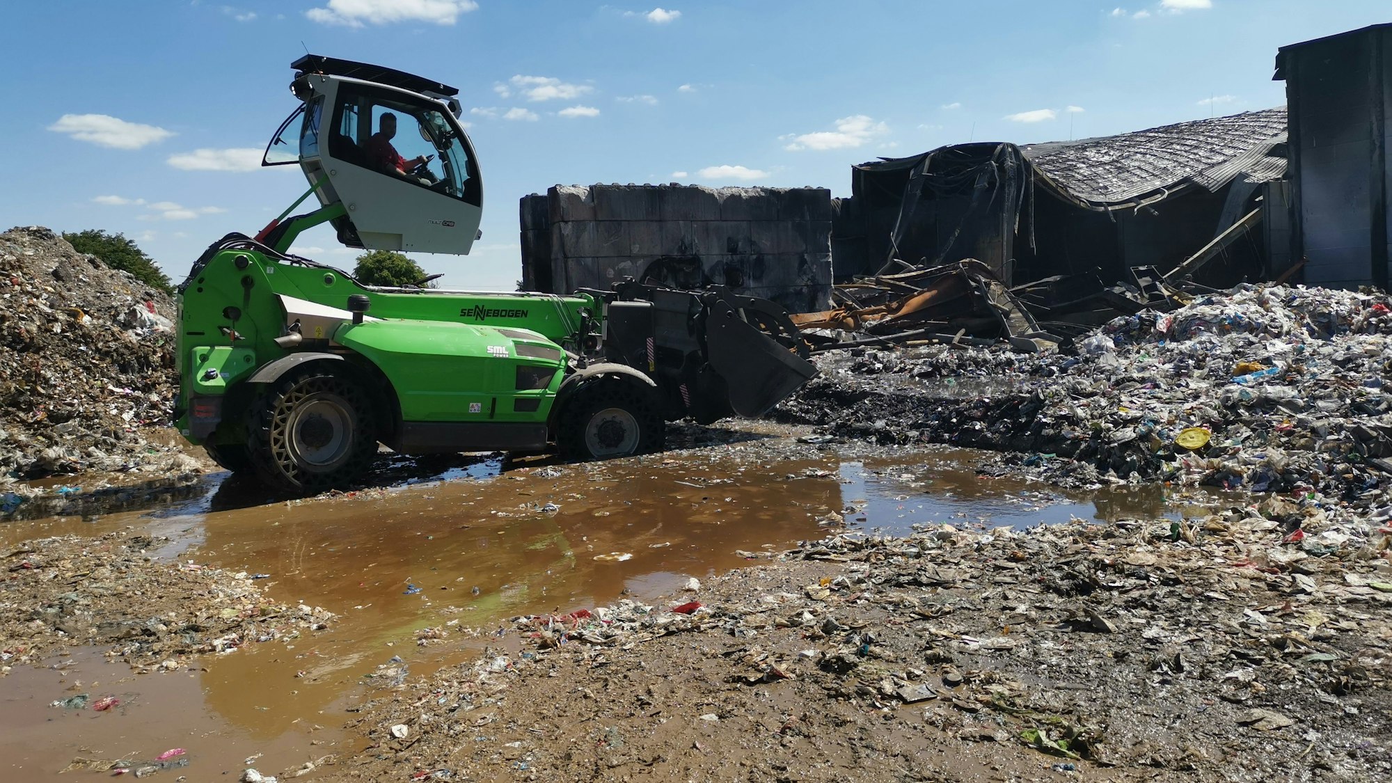 Aufräumarbeiten auf dem Gelände des Entsorgungsbetriebs in Ollheim.