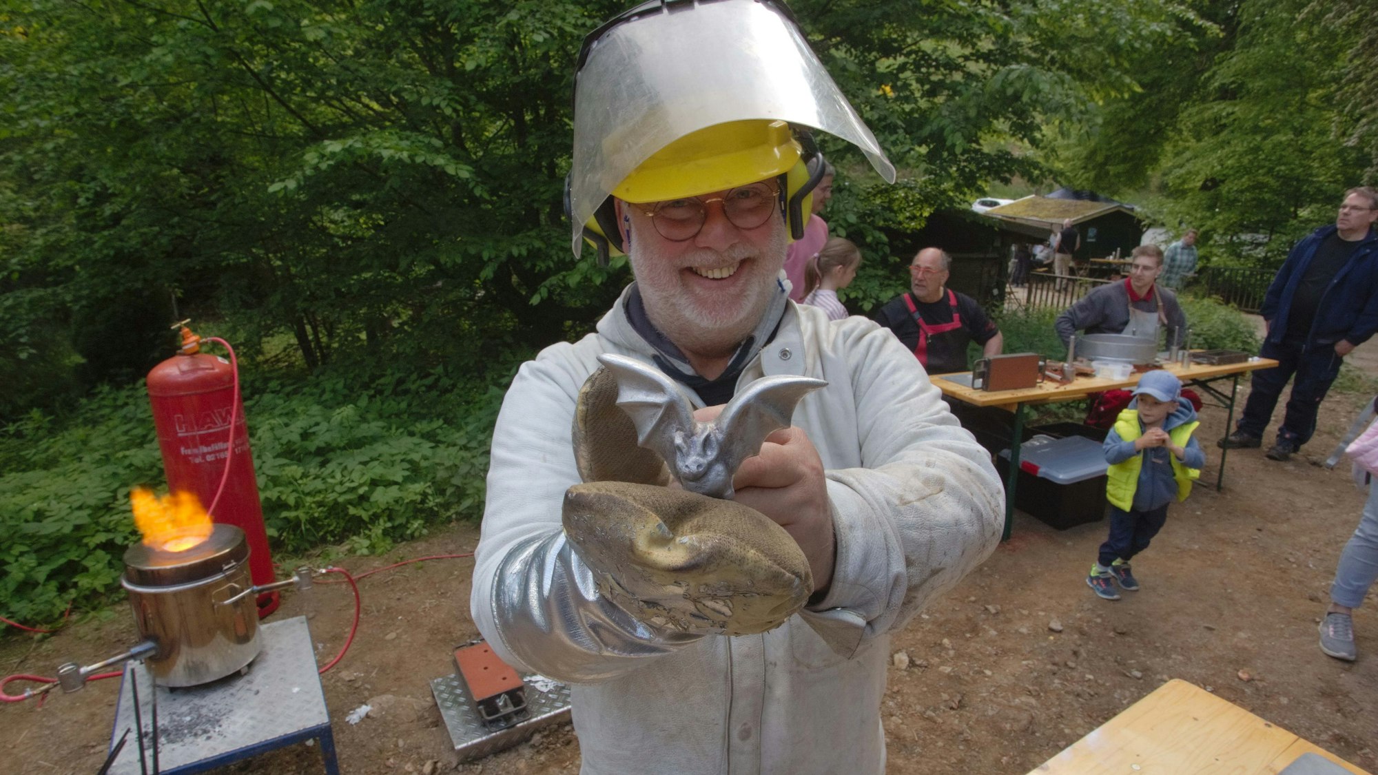 Der Schmied Hans Georg Selent-Knips zeigt eins seiner Werke.