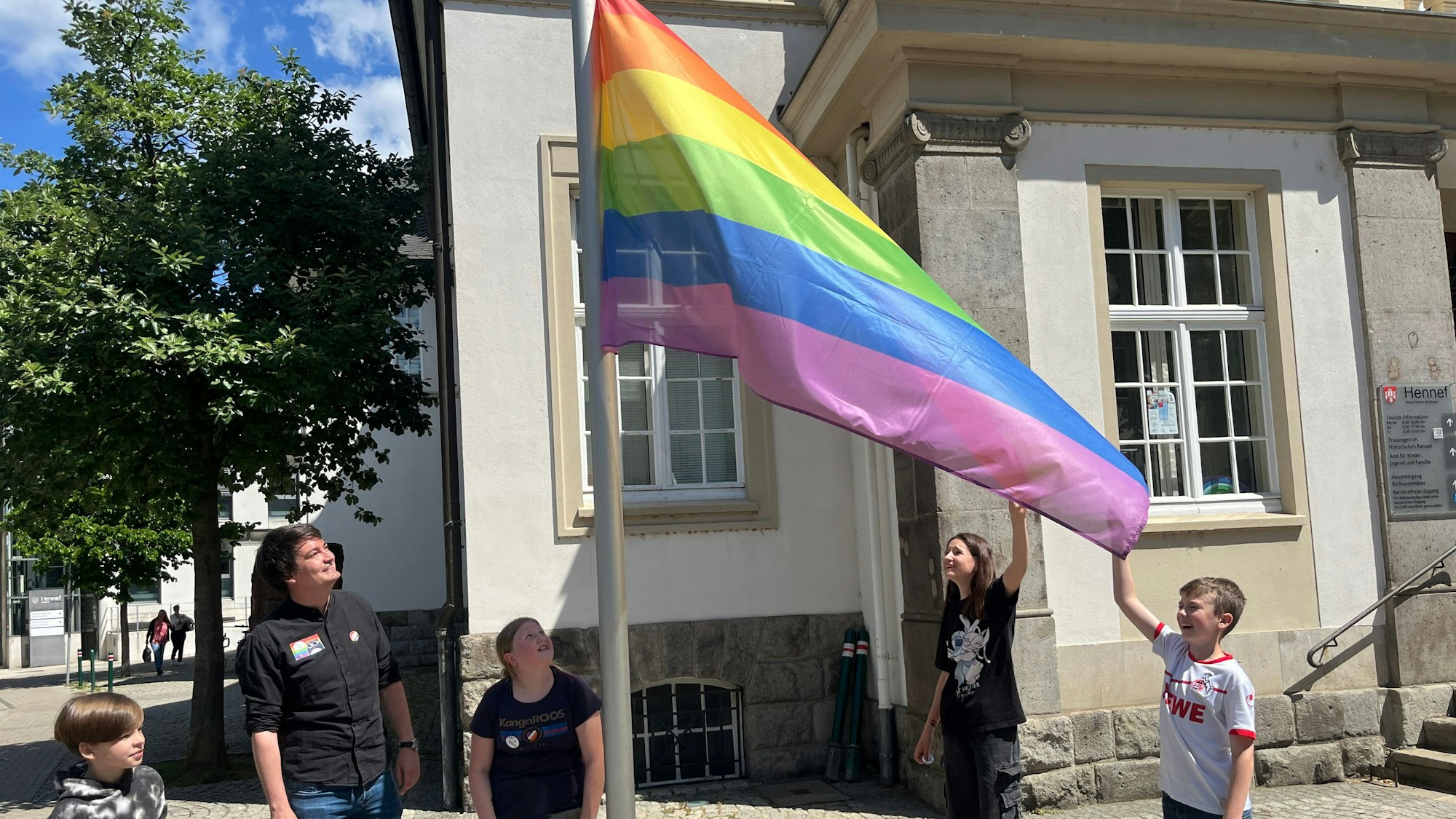 Der Windstoß kam zur richtigen Zeit und zeigte die volle Regenbogenfahne den Teilnehmenden.