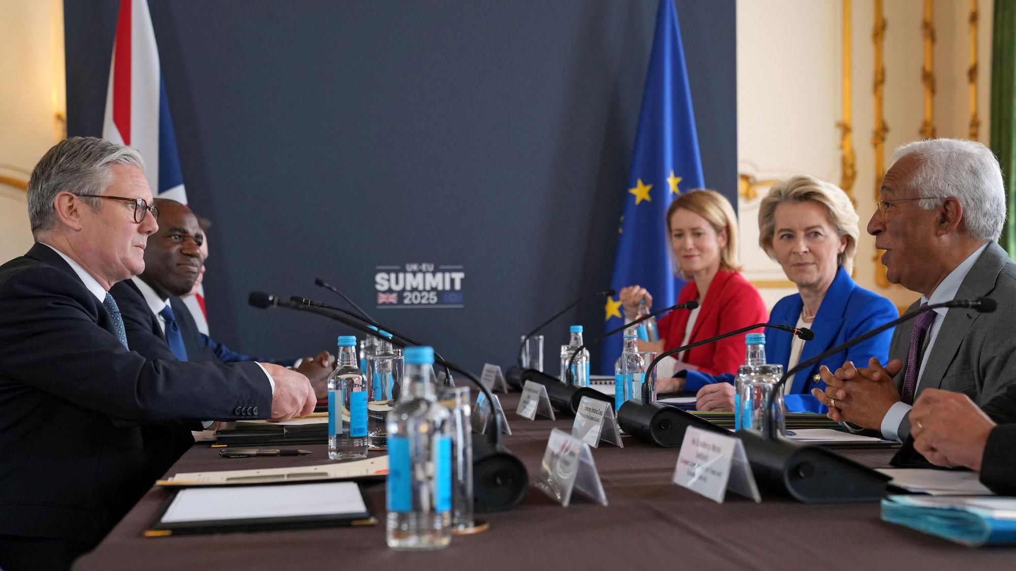 Keir Starmer und Ursula von der Leyen mit hochrangigen Vetretern ihrer jeweiligen Delegationen an einem Verhandlungstisch.