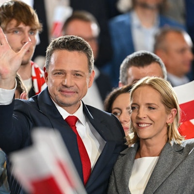 Rafal Trzaskowski und seine Frau Malgorzata Trzaskowska reagieren in der Nacht der Präsidentschaftswahlen der Bürgerlichen Koalition in Sandomierz.