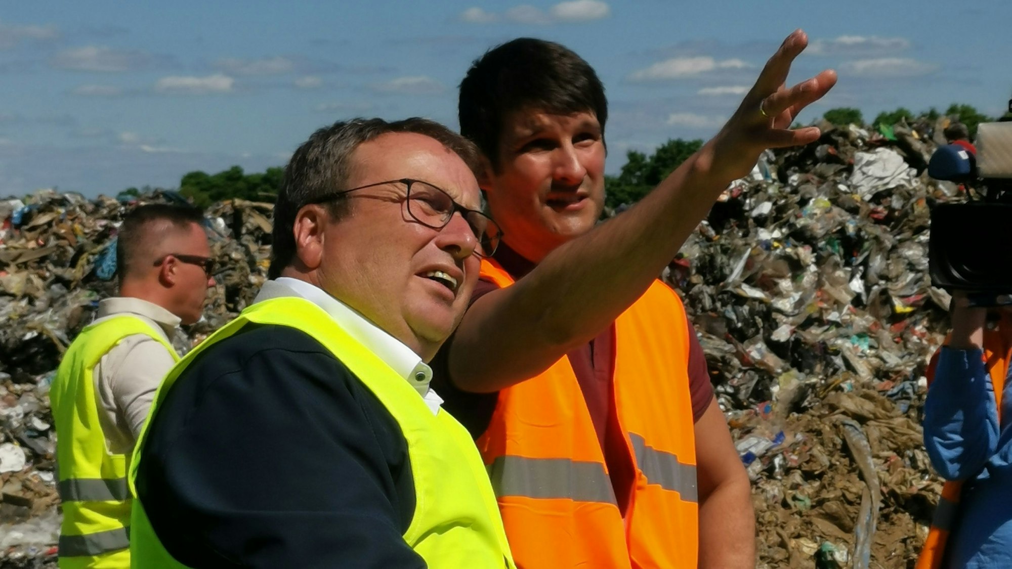 Christian Hündgen informiert Umweltminister Oliver Krischer.