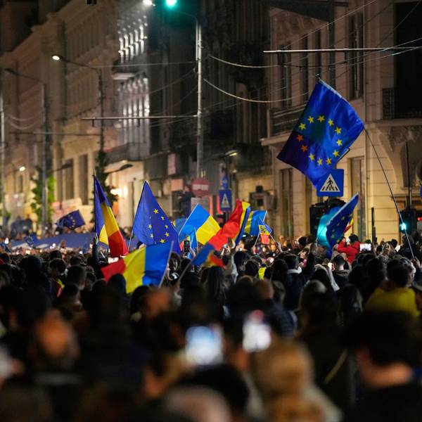 Nach der Schließung der Wahllokale feierten die Anhänger Nicosur Dans dessen Sieg mit den Flaggen Rumäniens und der EU.