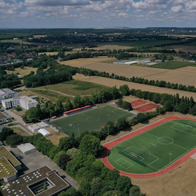 Das Foto zeigt eine Luftaufnahme der beiden Kunstrasenplätze an der Sudetenstraße.