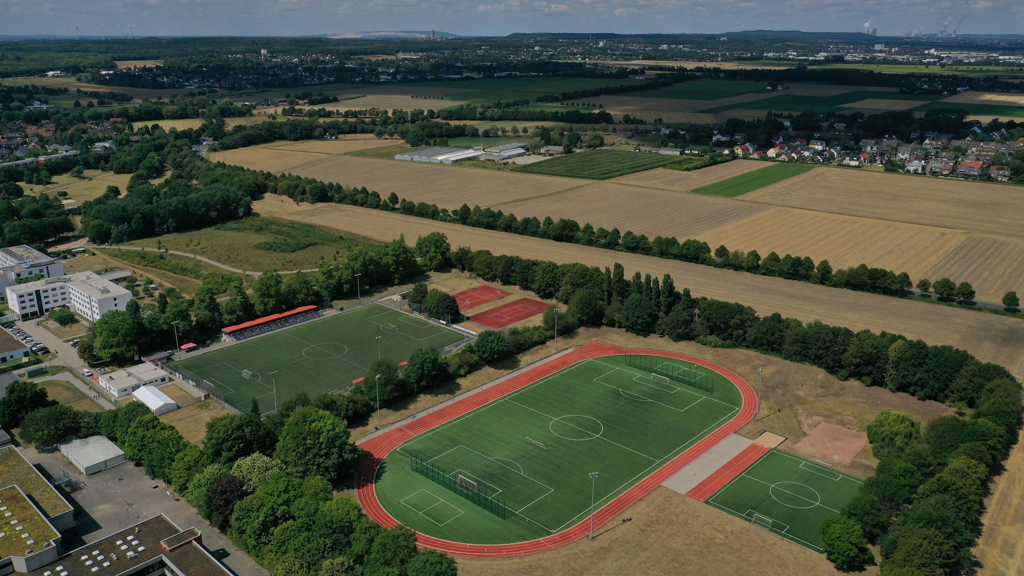 Das Foto zeigt eine Luftaufnahme der beiden Kunstrasenplätze an der Sudetenstraße.
