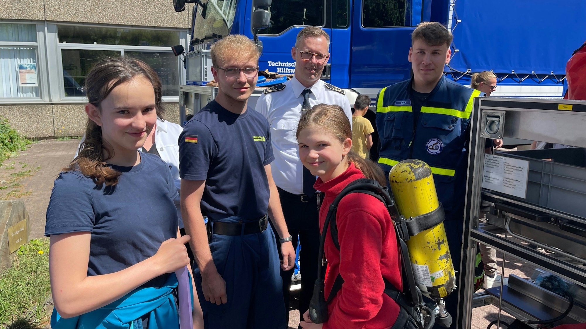 Ein Mädchen mit Sauerstoffflasche auf dem Rücken.