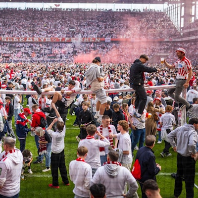 Für die beiden Tore im Rheinenergie-Stadion wurde der Platzsturm zur Belastungsprobe.