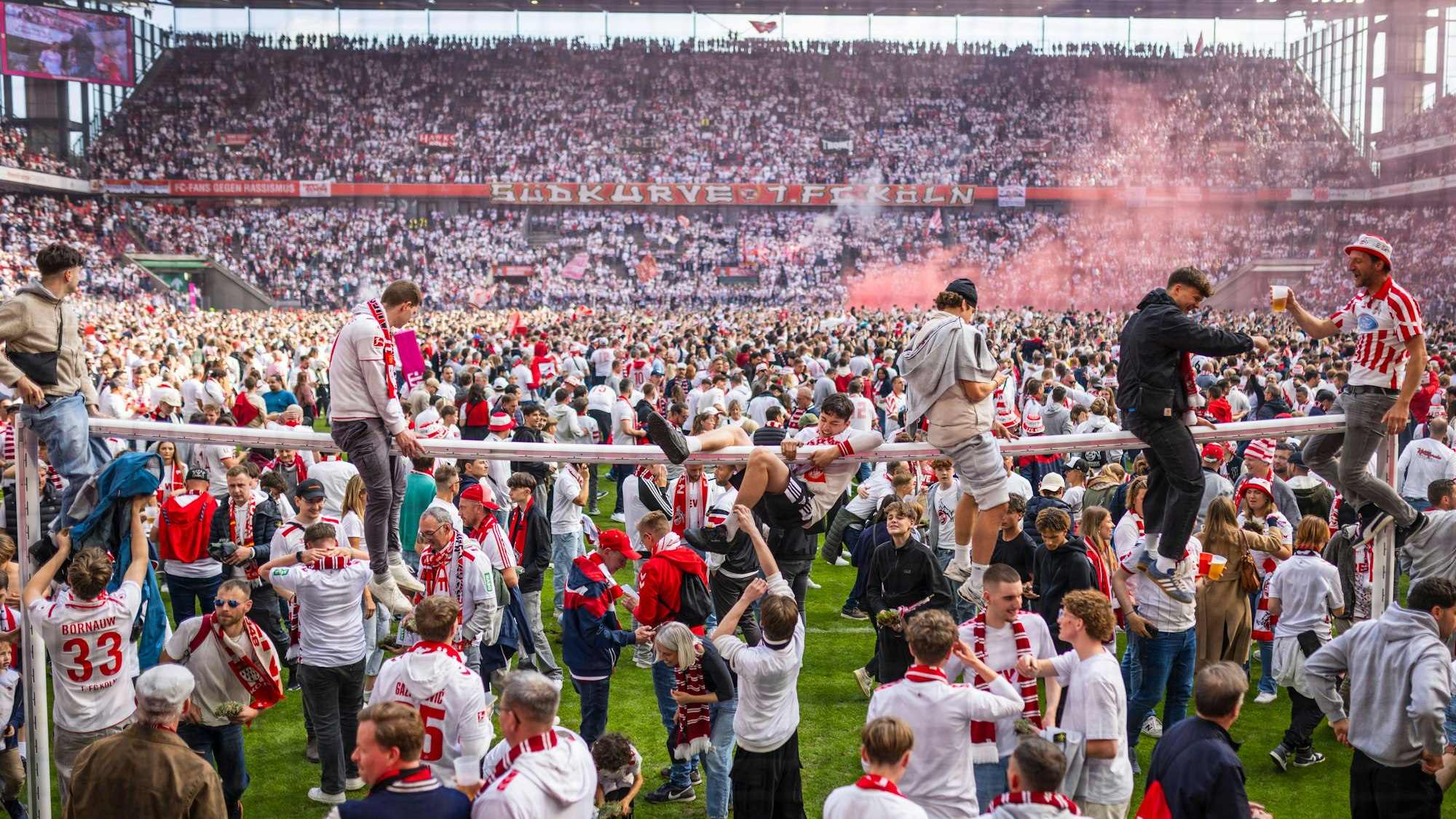 Für die beiden Tore im Rheinenergie-Stadion wurde der Platzsturm zur Belastungsprobe.
