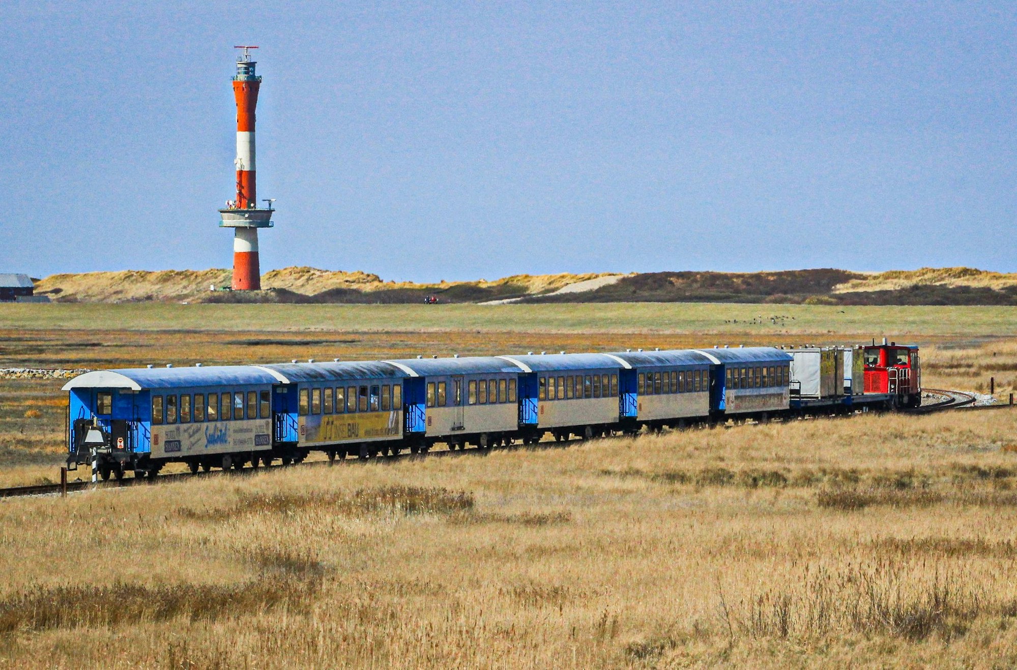 Fensterplätze in der Bahn sind begehrt: Die Blicke gehen über die Salzwiesen und auf den neuen Leuchtturm von Wangerooge.