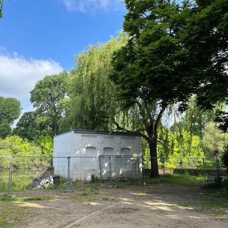 Die Schutzmauer des nördlichen Groov-Gewässers und das historische Teehaus sind eingezäunt