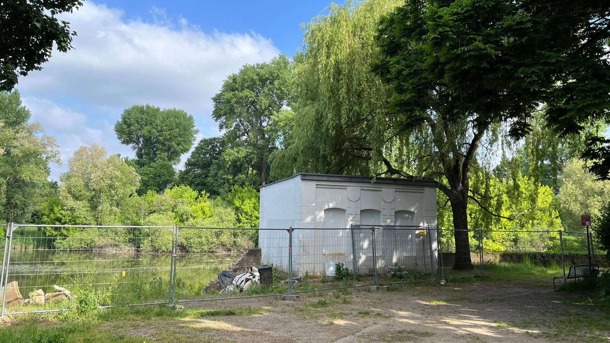 Die Schutzmauer des nördlichen Groov-Gewässers und das historische Teehaus sind eingezäunt