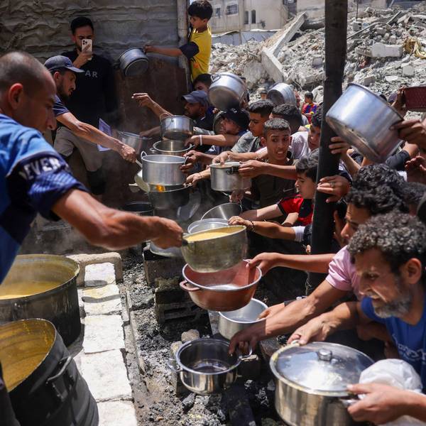 Ausgabe von Essen an Vertriebene in der Stadt Dschabalia im nördlichen Gazastreifen.