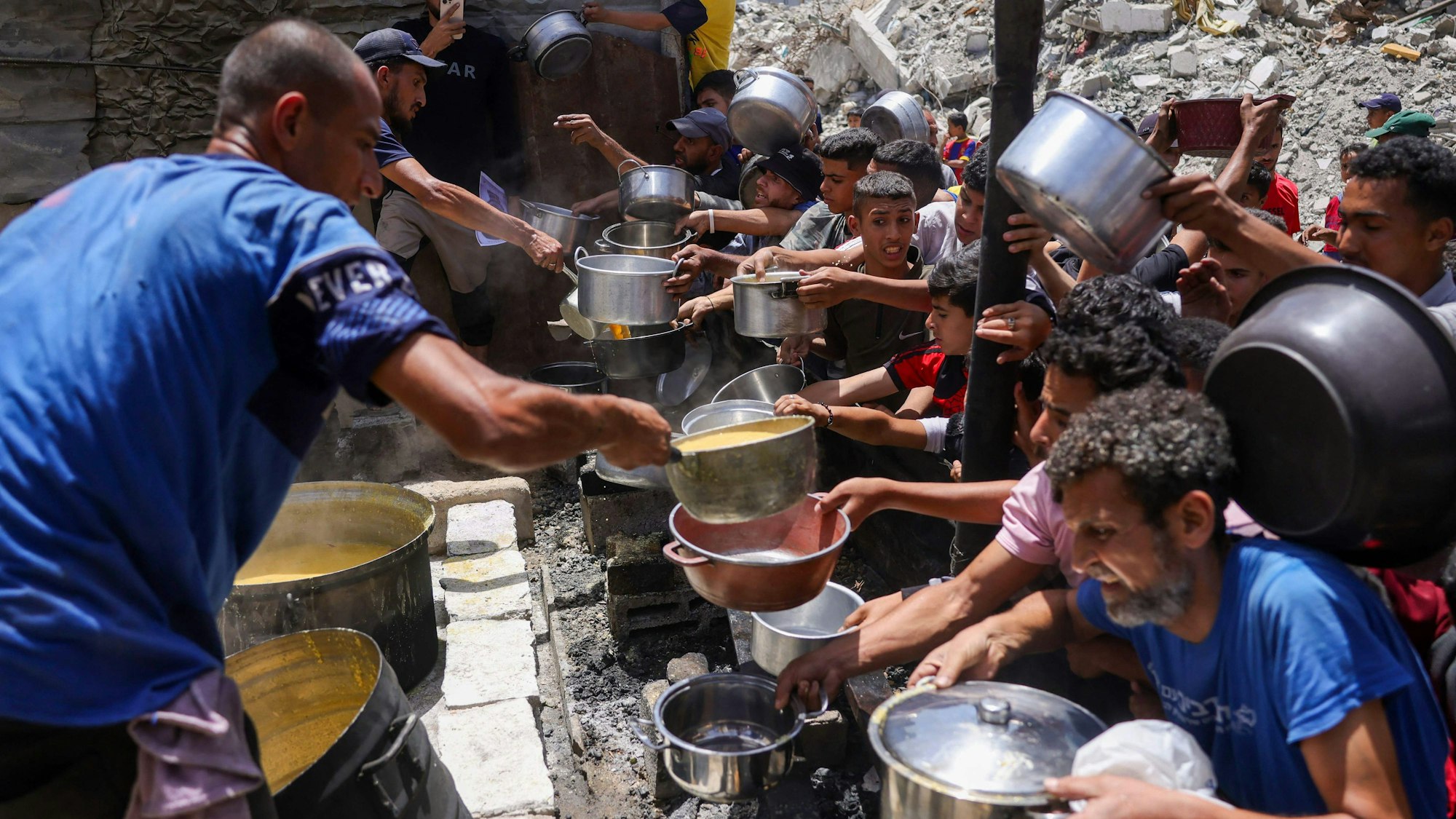 Ausgabe von Essen an Vertriebene in der Stadt Dschabalia im nördlichen Gazastreifen.