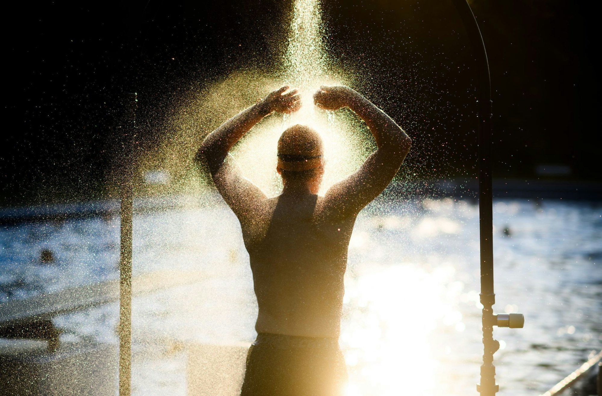 Ist der Körper aufgeheizt, sollte man sich vor dem Baden einmal kurz abbrausen oder etwas Wasser über Arme, Beine und Rumpf spritzen.