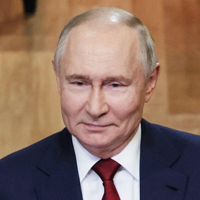 19.05.2025, Russland, Sotschi: Auf diesem von der staatlichen russischen Nachrichtenagentur Sputnik via AP veröffentlichten Foto  spricht der russische Präsident Wladimir Putin nach seinem Telefongespräch mit US-Präsident Trump zu Schülern und Lehrern der neuen Spezialmusikschule im Sirius-Park für Wissenschaft und Kunst. Foto: Vyacheslav Prokofyev/Pool Sputnik Kremlin/AP/dpa - ACHTUNG: Nur zur redaktionellen Verwendung und nur mit vollständiger Nennung des vorstehenden Credits +++ dpa-Bildfunk +++