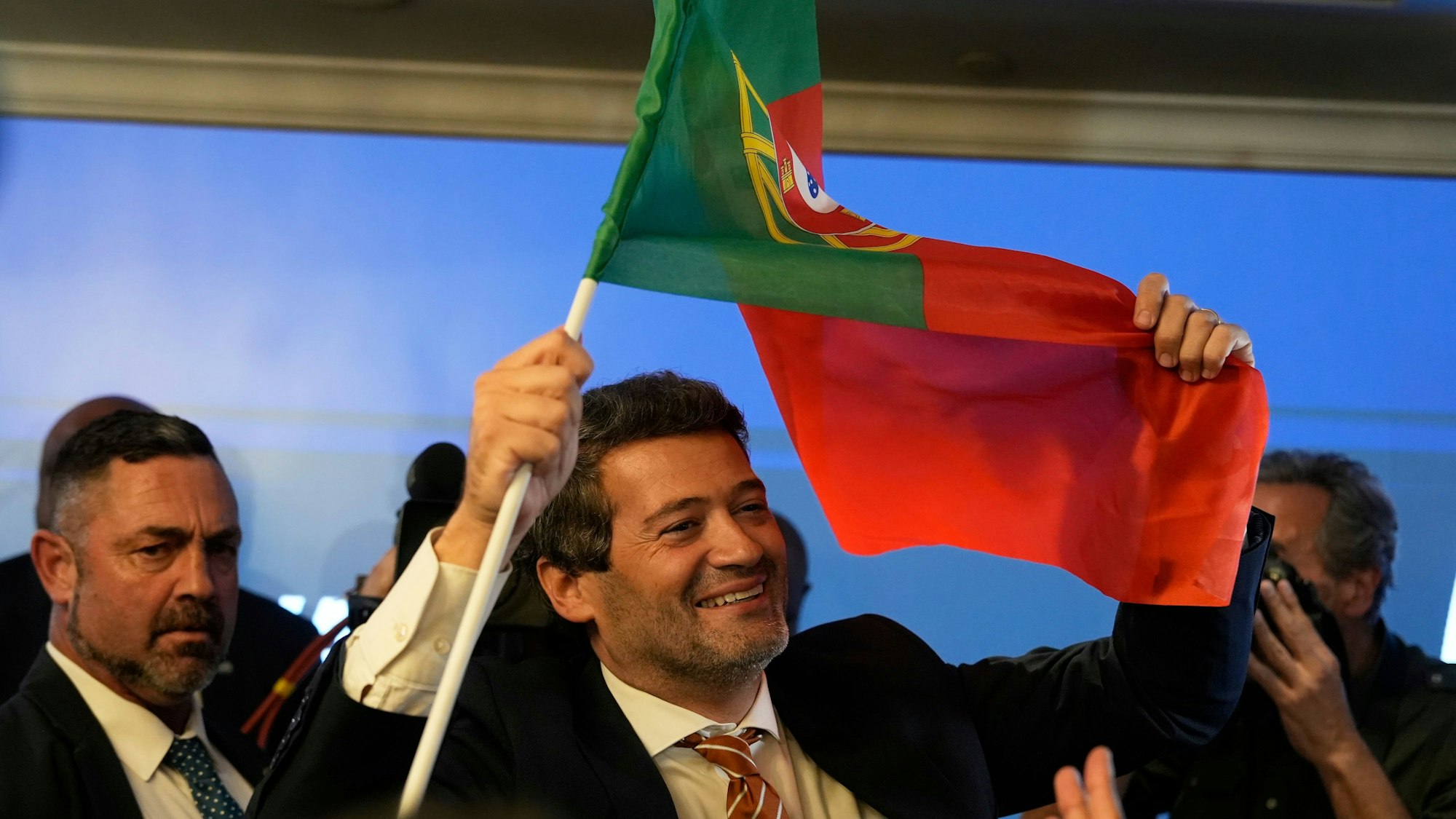 Der Vorsitzende der rechtspopulistischen Partei Chega, Andre Ventura, hält nach den portugiesischen Parlamentswahlen eine portugiesische Flagge.