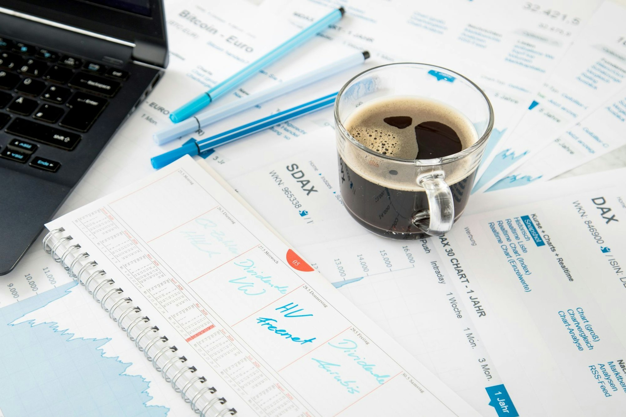 Wer in diesem Jahr Dividendenaktien hält, kann sich freuen: Börsennotierte Unternehmen in Deutschland schütten viele Gewinne aus. Aber Achtung: Die Erträge müssen versteuert werden.