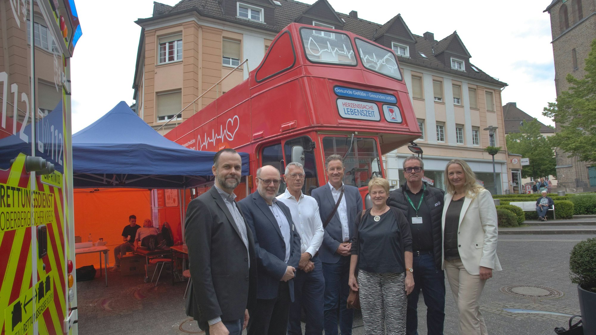 Eine Gruppe von Menschen vor einem Bus.