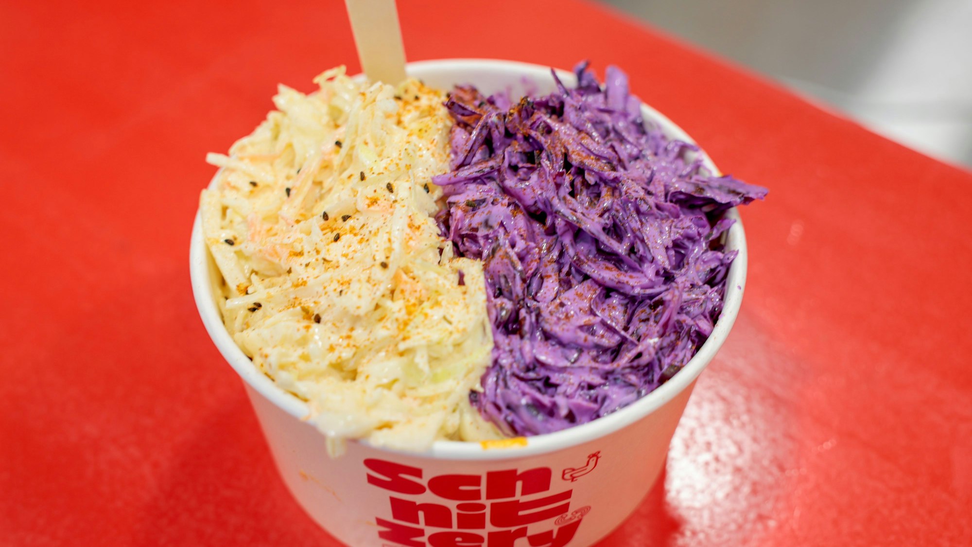 Das Schnitzel in Becher kann bei „Schnitzery“ auch mit Krautsalat abgerundet werden.