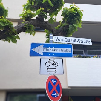 Auf einem Straßenschild steht Von-Quadt-Straße